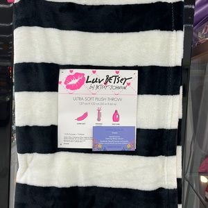 Flash sale Betsey Johnson striped plush blanket
